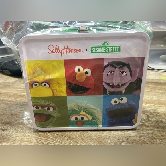 Sesame Street Vintage Style Metal clasp lunchbox - Picture 2 of 5
